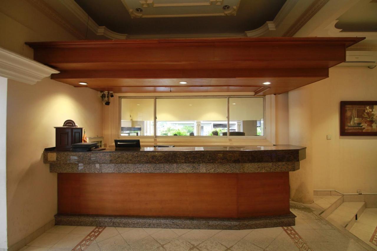 Oyo 317 Choy'S Waterfront Residence Negombo Exterior foto